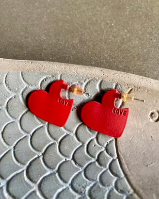Orecchini “LOVE” a cuore in metallo rosso opaco