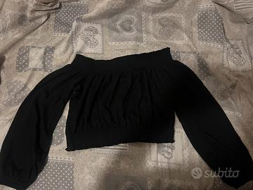 Top nero a maniche lunghe con spalle scoperte