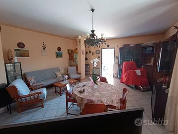 Casa semi dipendente piano terra con giardino escl