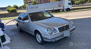 Mercedes w210 e200 04/1996 trentennale no bollo
