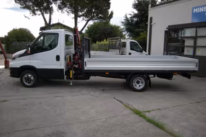Iveco Daily 35-140 con gru e cassone fisso lungo
