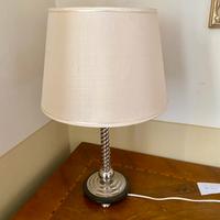 Elegante lampada da tavolo o scrivania