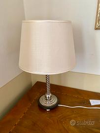 Elegante lampada da tavolo o scrivania