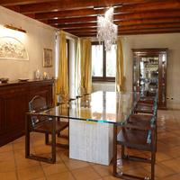 Tavolo design in cristallo e sedie numerate