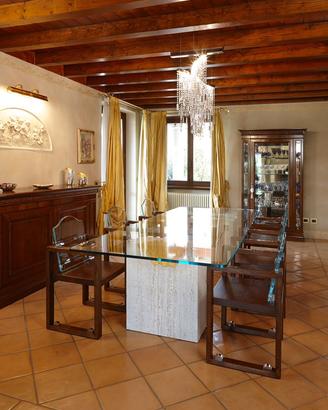 Tavolo design in cristallo e sedie numerate