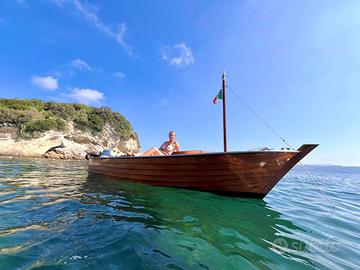Barca in legno per estati felici
