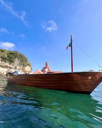 Barca in legno per estati felici