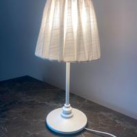 Lampada da tavolo bianca con paralume in tessuto