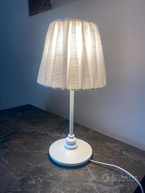 Lampada da tavolo bianca con paralume in tessuto