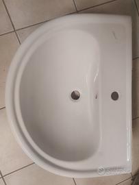 Lavandino bagno con rubinetto 