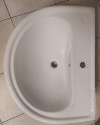 Lavandino bagno con rubinetto 