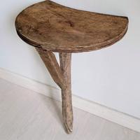 Antico sgabello da mungitura primitivo in legno