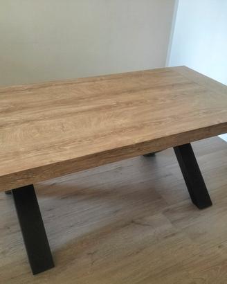 Elegante Tavolo da Sala in Legno.
