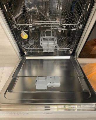 Lavastoviglie Indesit 14 coperti da incasso