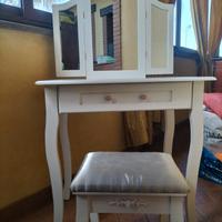 tavolino con specchio e sgabello 