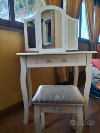 tavolino con specchio e sgabello 