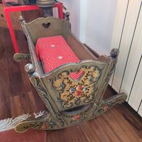 culla tirolese in legno laccato