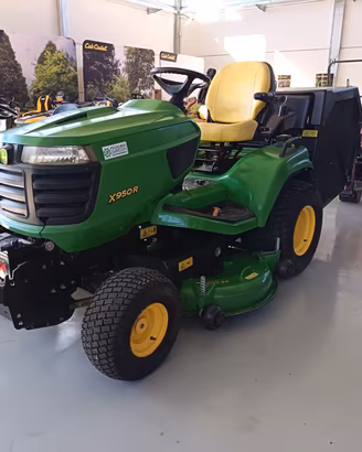 Trattorino tagliaerba usato John Deere X 950 R Die