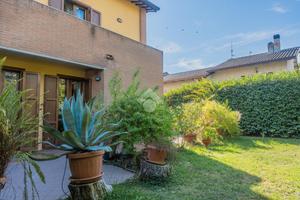 VILLA A SCHIERA D'ANGOLO A FOLIGNO