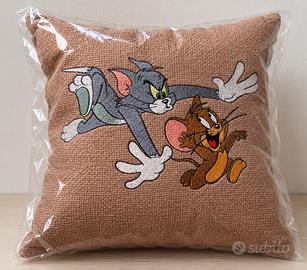 Cuscino ricamato Tom e Jerry 40×40 cm – idea rega