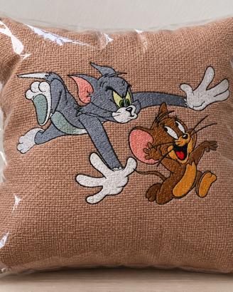 Cuscino ricamato Tom e Jerry 40×40 cm – idea rega