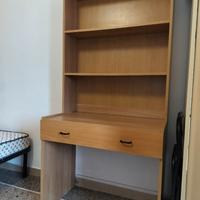 Scrivanie con libreria incorporata