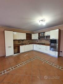Cucina angolare bianca da smontare