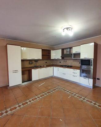 Cucina angolare bianca da smontare