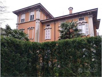 Immobile in asta di 710 m² con più di 5 locali a B