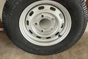 Cerchio e gomme nuovi per rimorchio