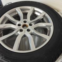 Cerchi lega 18 pollici e gomme termiche.RR Evoque