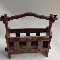 Porta riviste in legno con borchie