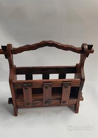 Porta riviste in legno con borchie