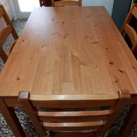 Tavolo da cucina con sedie