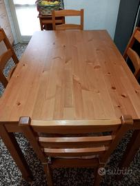 Tavolo da cucina con sedie