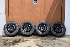 4 cerchi + 4 gomme da neve 205/60/16
