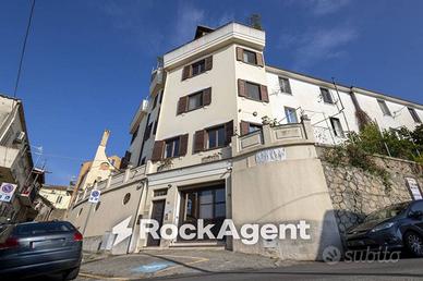 Palazzo / Stabile di 405 m² con più di 5 locali a 