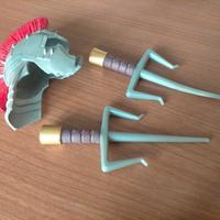 Elmo gladiatore e 2 spade giocattolo