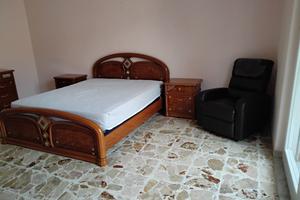 per 2 insegnanti donna , in centro, vicino scuole