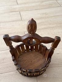 Secchiello schiaccianoci in legno