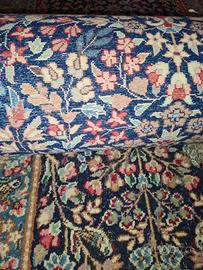 Tappeti persiani di varia misura e fantasia