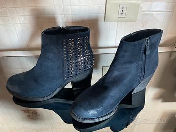 Scarponcini nuovi in camoscio blu con applicazioni