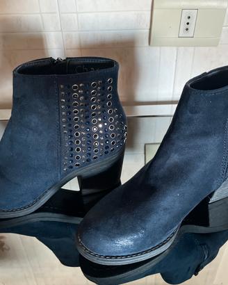 Scarponcini nuovi in camoscio blu con applicazioni