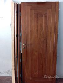 Portoncino di ingresso in legno  3 mandate 