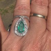 Anello in oro bianco, diamanti e smeraldo