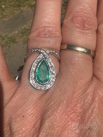 Anello in oro bianco, diamanti e smeraldo