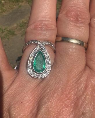 Anello in oro bianco, diamanti e smeraldo