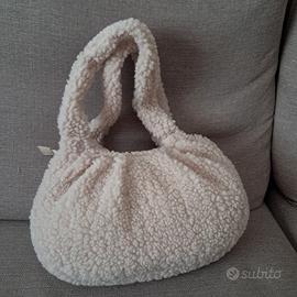 borsa in tessuto chiaro effetto pelliccia