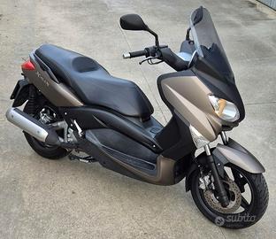 YAMAHA X-MAX 250