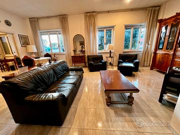 Divano con due poltrone e puff